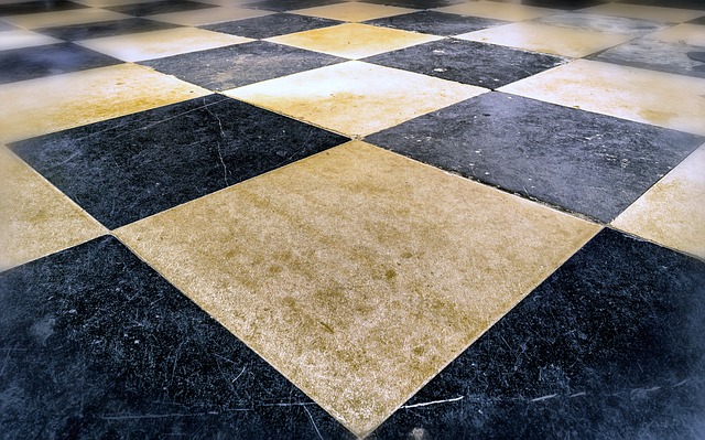 šachovnicová podlaha