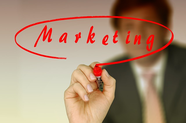 nápis červenou fixou – marketing