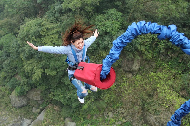 žena skákající bungee jumping
