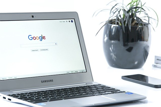 notebook s otevřeným Google vyhledávačem